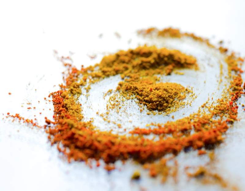 Os 15 melhores alimentos anti-inflamatórios para homens ativos e boa recuperação.