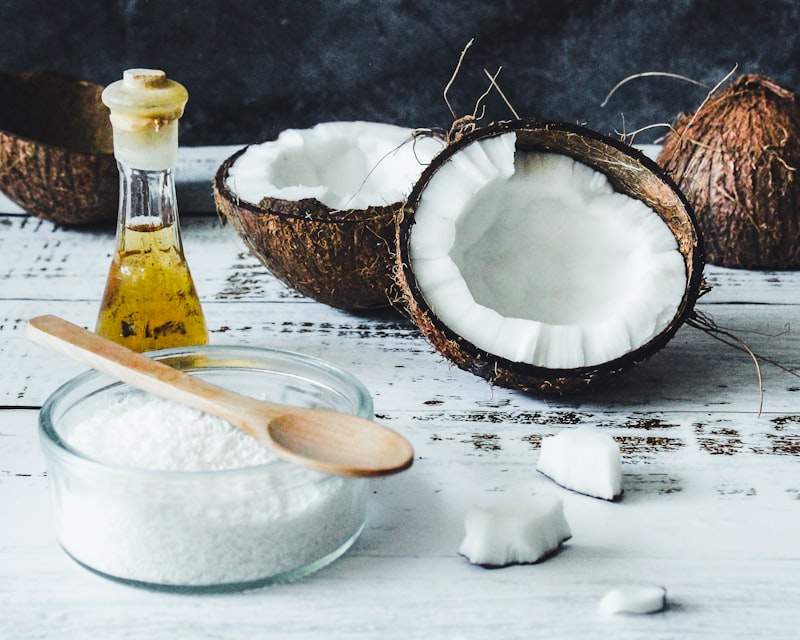 Benefícios do óleo de coco para a saúde, energia, pele e cabelo.