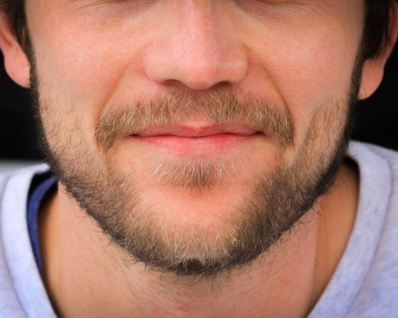 Guia para fazer crescer a barba mais rápido e cheia. Dicas, produtos e suplementos.