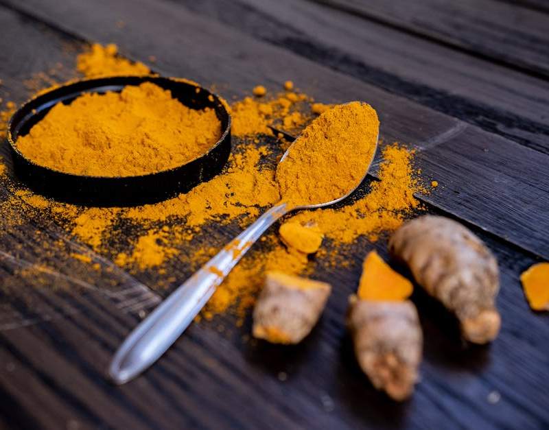 Tudo sobre curcuma e curcumina: benefícios anti-inflamatórios, doses, absorção e suplementação para homens.