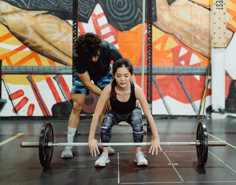Os 5 erros mais comuns na musculação e como corrigi-los: treino, nutrição, sono, recuperação e stress.