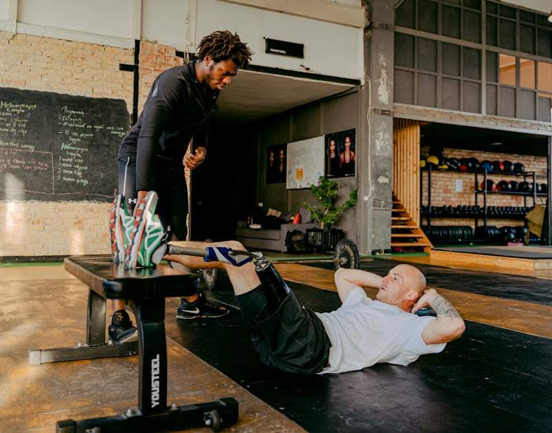 Guia de prevenção de lesões no ginásio: as 5 lesões mais comuns, 7 princípios de prevenção e exercícios prehab.