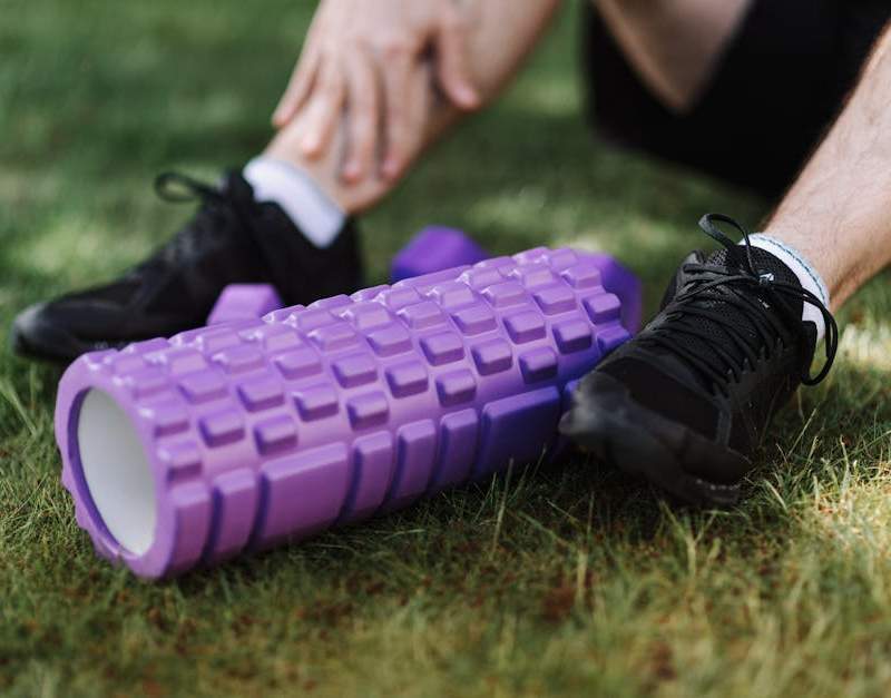 Guia completo de foam rolling: exercícios por zona corporal, protocolos pré e pós-treino e benefícios para recuperação.