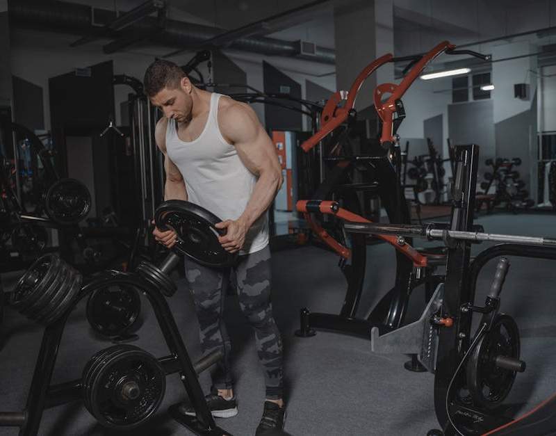 Como ganhar músculo sem esteroides: os 7 pilares da musculação natural com treino, nutrição e suplementação baseados em ciência.