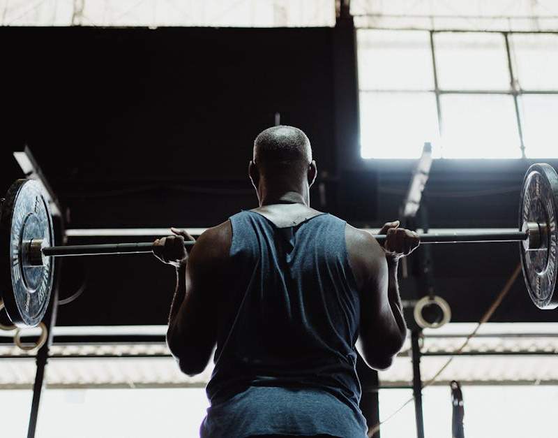 Guia completo para ganhar massa muscular: treino, nutrição, suplementação e recuperação baseados em evidência científica.