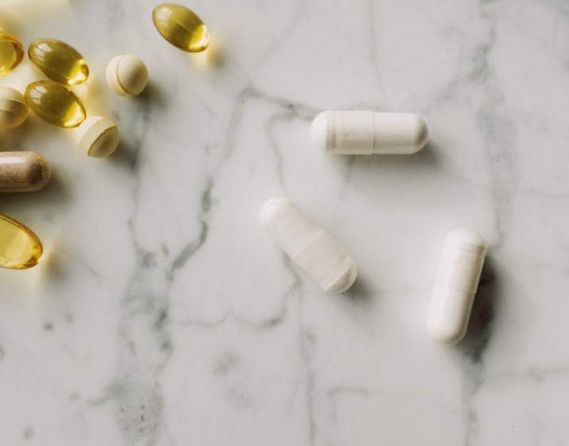 Tudo sobre glucosamina e condroitina: evidência científica, dosagens, como tomar e para quem funcionam melhor. Guia completo.