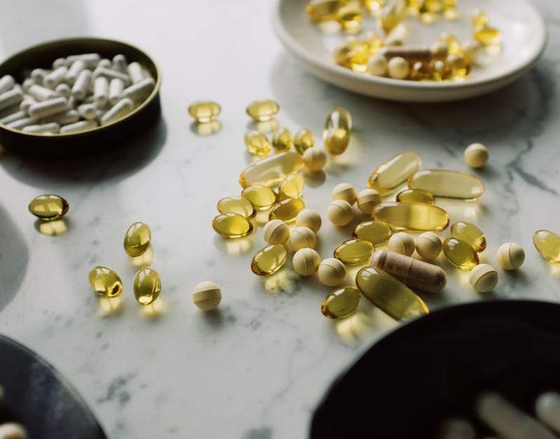 Guia completo sobre glutamina: benefícios para recuperação muscular, saúde intestinal e imunidade. Dosagem, timing e evidência científica.