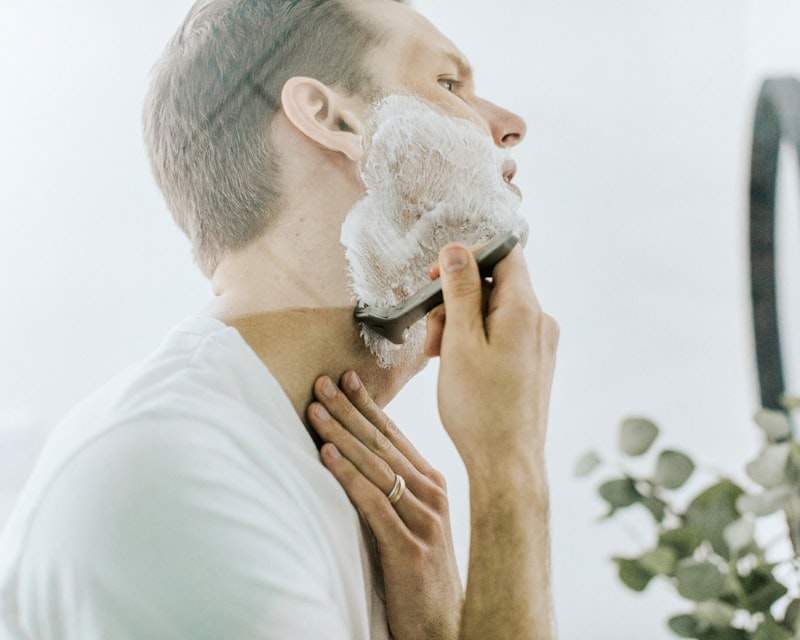Guia completo de cuidado pessoal para homens. Barba, skincare, cabelo e higiene masculina.