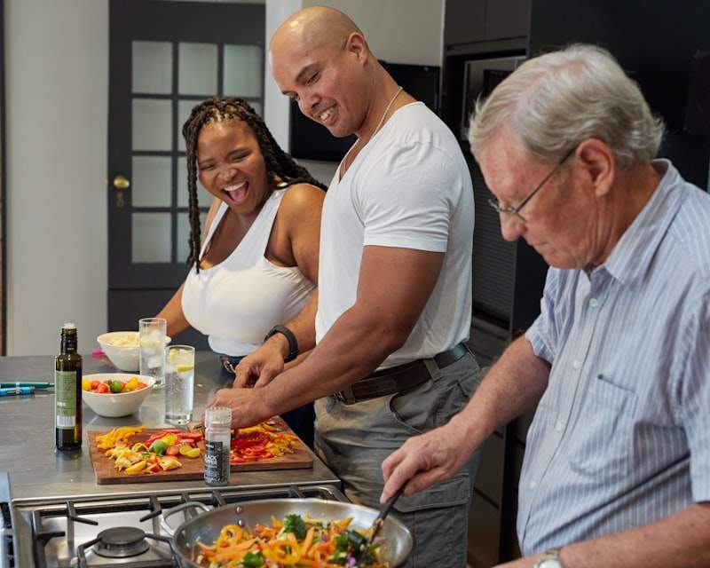 Guia completo de nutrição para homens. Macros, timing, dietas e planos alimentares para cada objetivo.