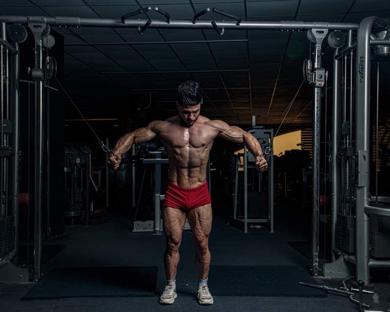 Guia completo sobre saúde hormonal masculina: testosterona, estrogénio, exercício, sono e estilo de vida para equilíbrio hormonal.