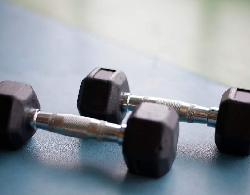 Guia de treino de força para iniciantes: os 5 movimentos fundamentais, programa de 8 semanas e progressão.