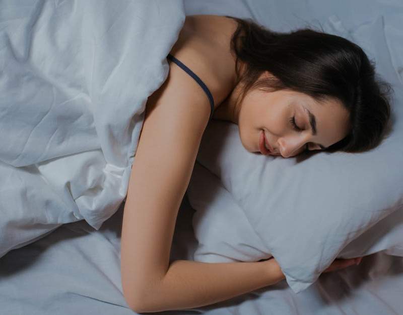 Tudo sobre melatonina: benefícios para sono, recuperação muscular e performance desportiva.