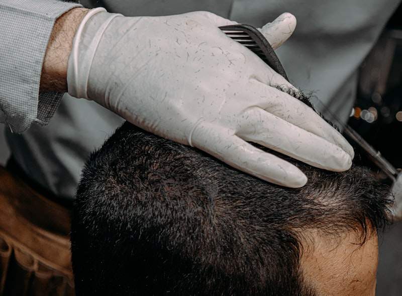 Tudo sobre queda de cabelo masculina: causas, prevenção e tratamentos naturais.