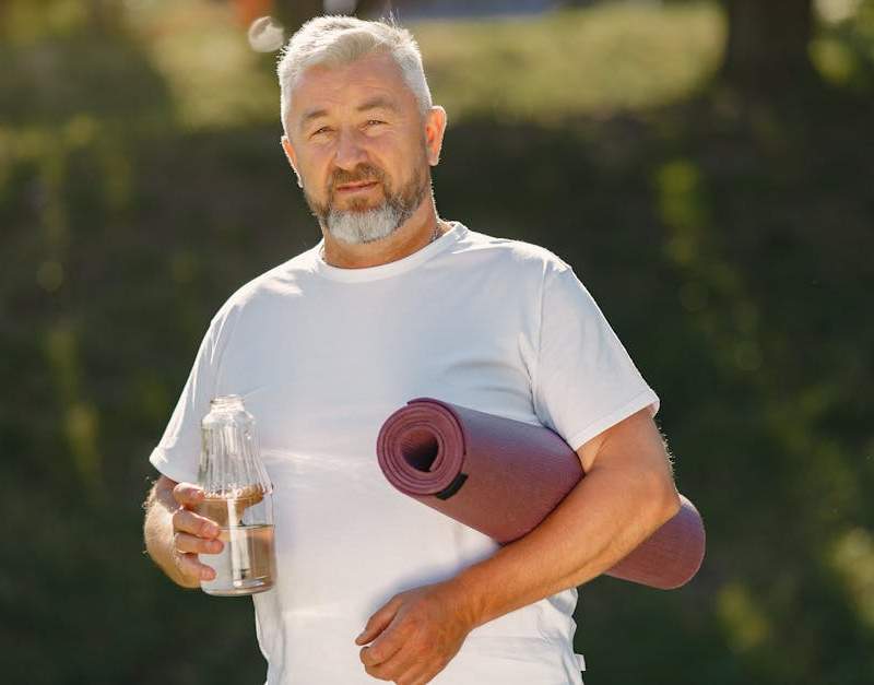 Estratégias naturais para reduzir os níveis de estrogénio no corpo masculino.