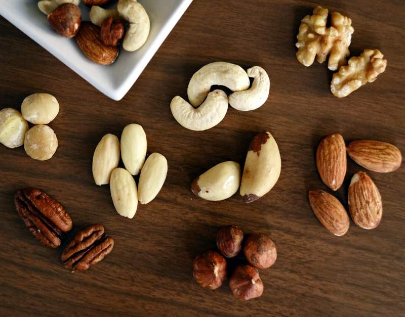 Guia completo do selénio para homens: benefícios para a tiróide, espermatozoides e testosterona, dose ideal, fontes alimentares e riscos.