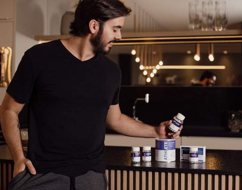 Guia completo de suplementos essenciais para homens depois dos 40. Desde testosterona a articulações, com evidência científica e doses recomendadas.