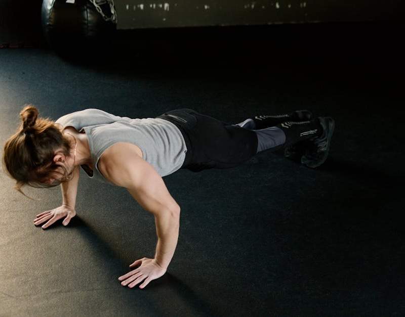Rotina de treino em casa sem equipamentos: 12 exercícios, plano de 4 semanas e progressões para todos os níveis.