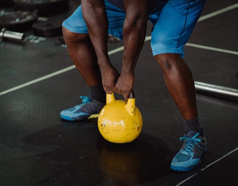 Guia de treino funcional para homens: 7 padrões de movimento, plano de 4 semanas e progressões para iniciantes.