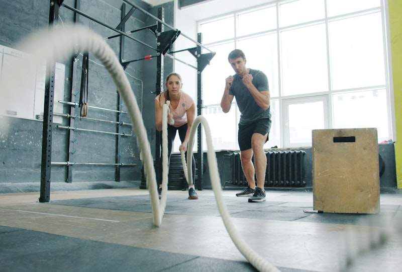 Guia completo de treino HIIT para perda de gordura: protocolos, ciência do EPOC, programação semanal e suplementação.