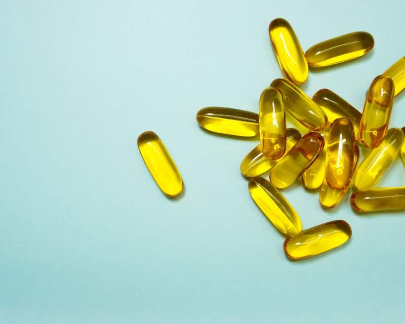 Guia completo sobre Vitamina B12 para homens. Sinais de deficiência, melhor forma de suplementar, doses e impacto na energia e performance.