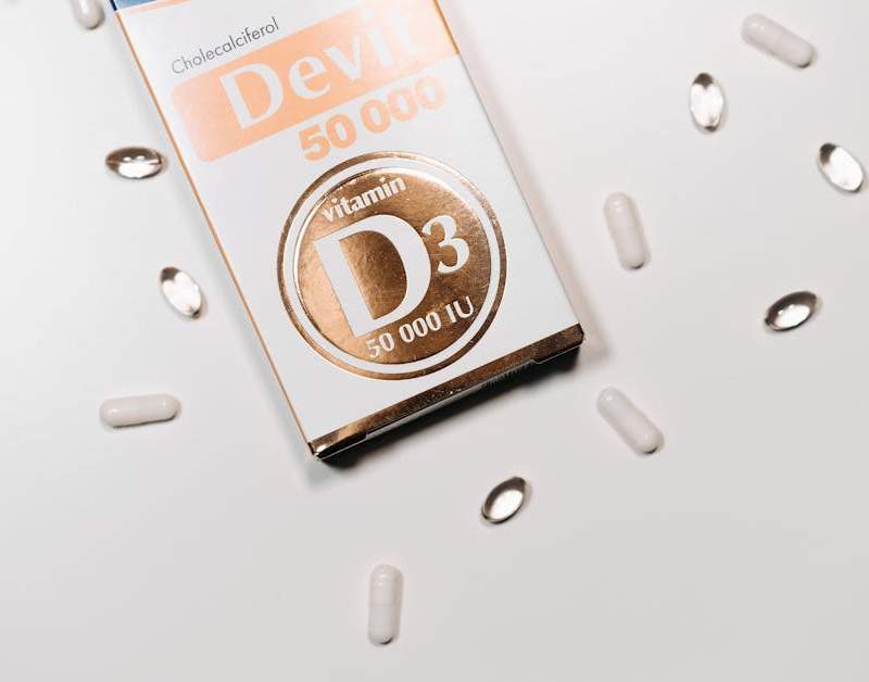 Descobre por que deves tomar vitamina D3 com K2. Guia completo com dosagens, benefícios científicos e melhores suplementos para homens em Portugal.